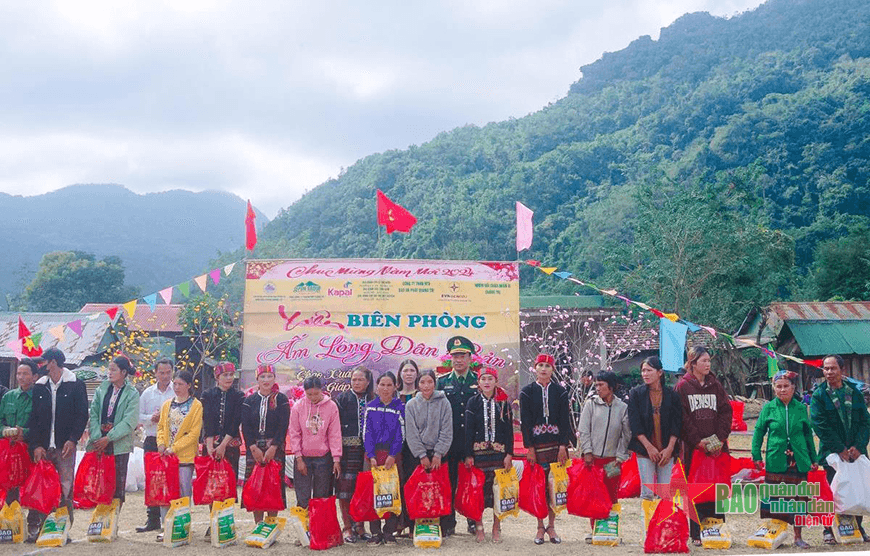 Mùa xuân thắm đượm nghĩa tình