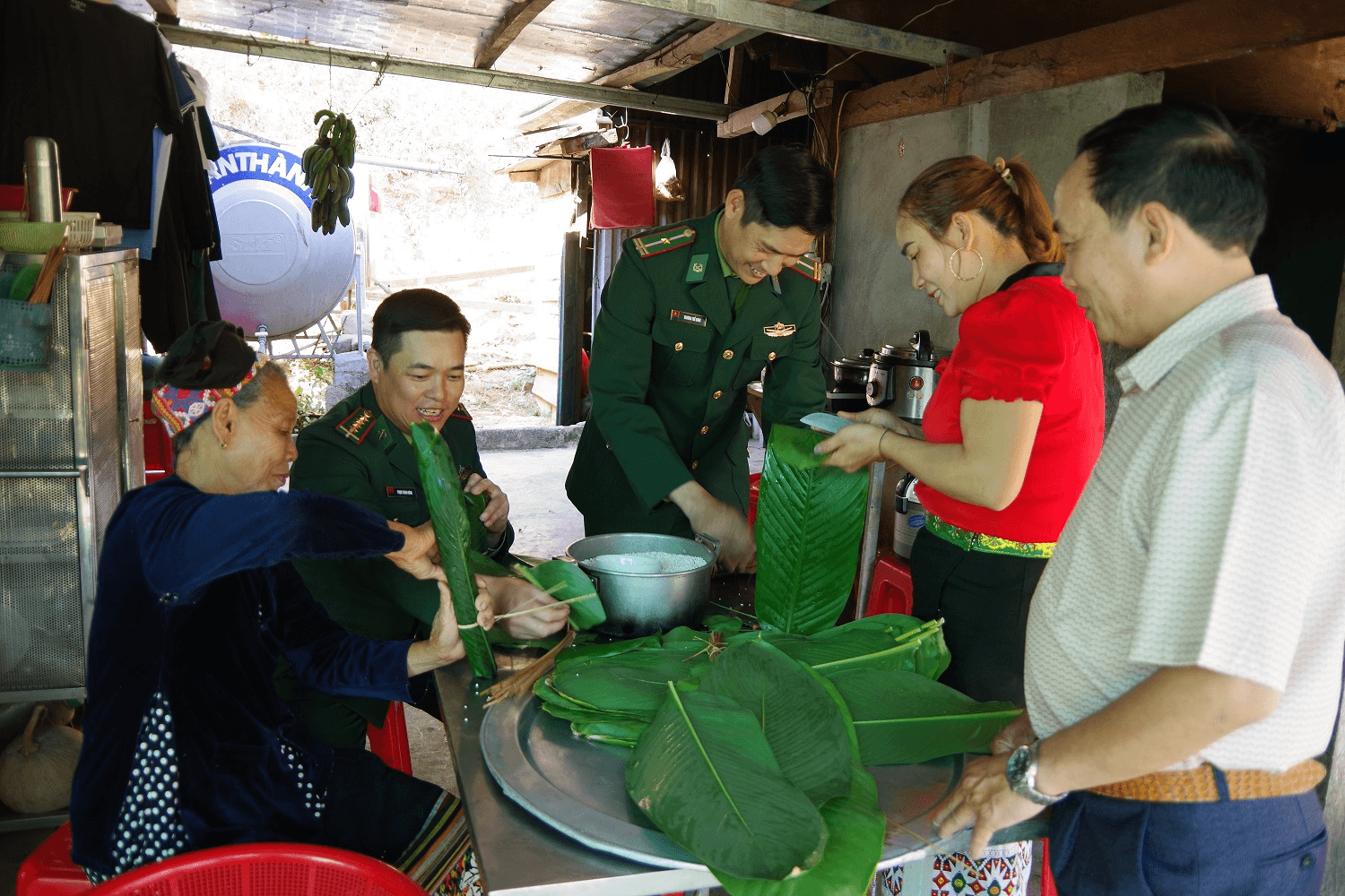 Tết thắm tình quân dân