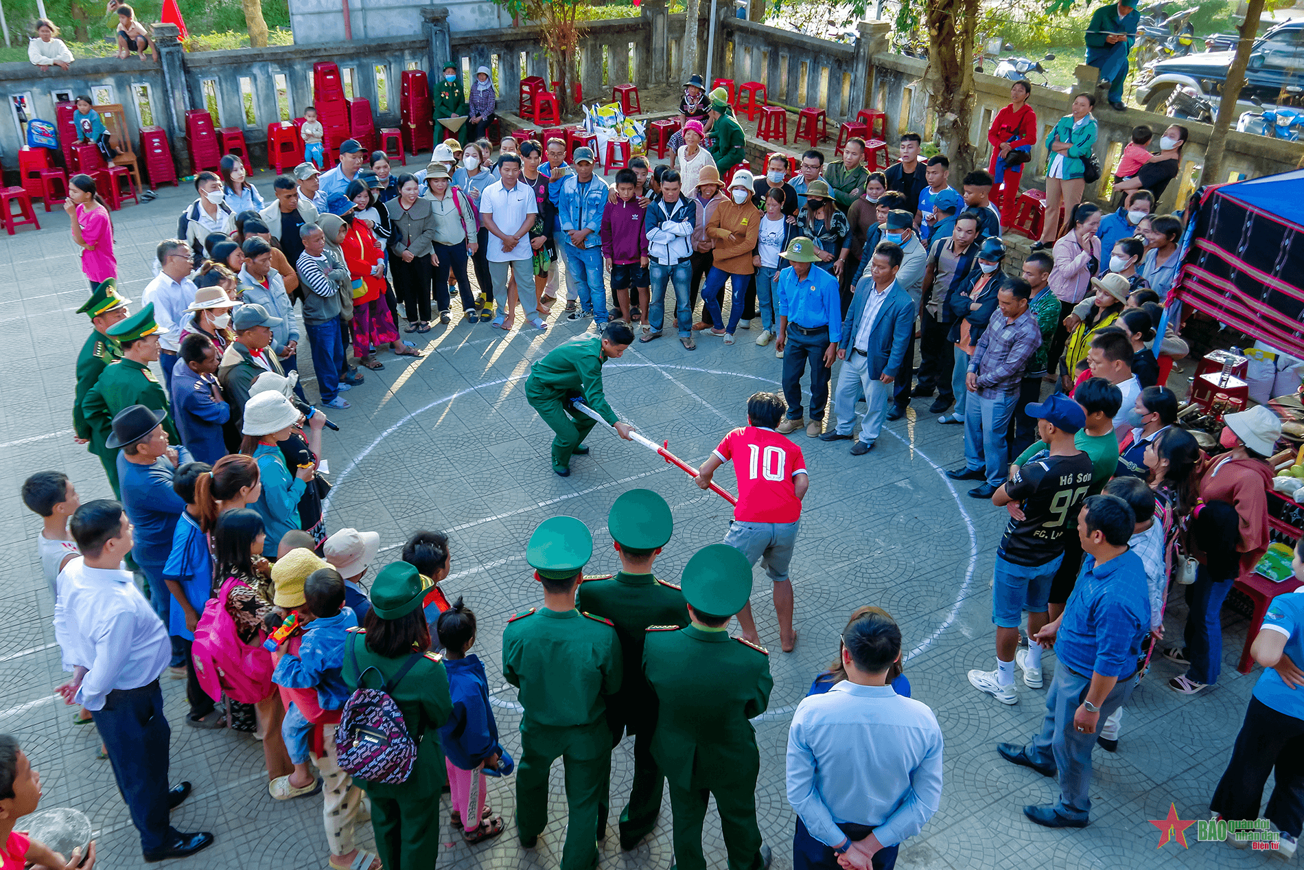 Bộ đội Biên phòng tỉnh Thừa Thiên Huế chăm lo Tết cho người dân biên giới