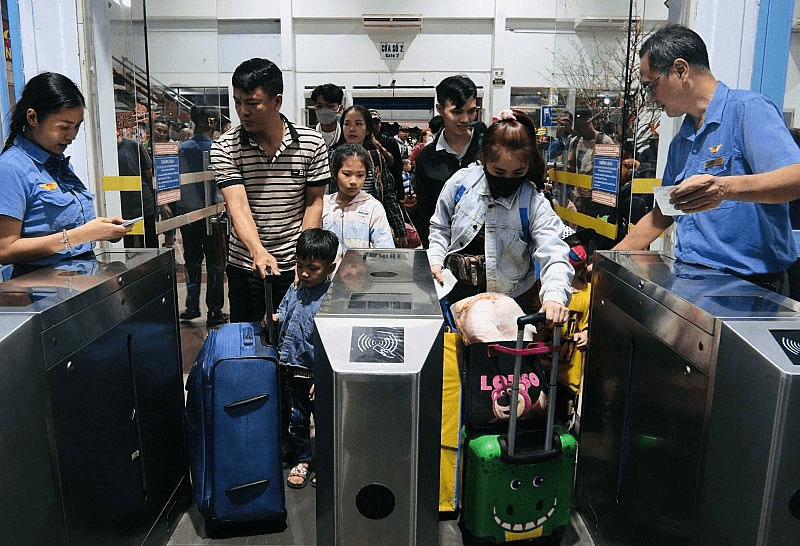 Hàng trăm người lao động lên chuyến tàu Công đoàn về quê ăn Tết