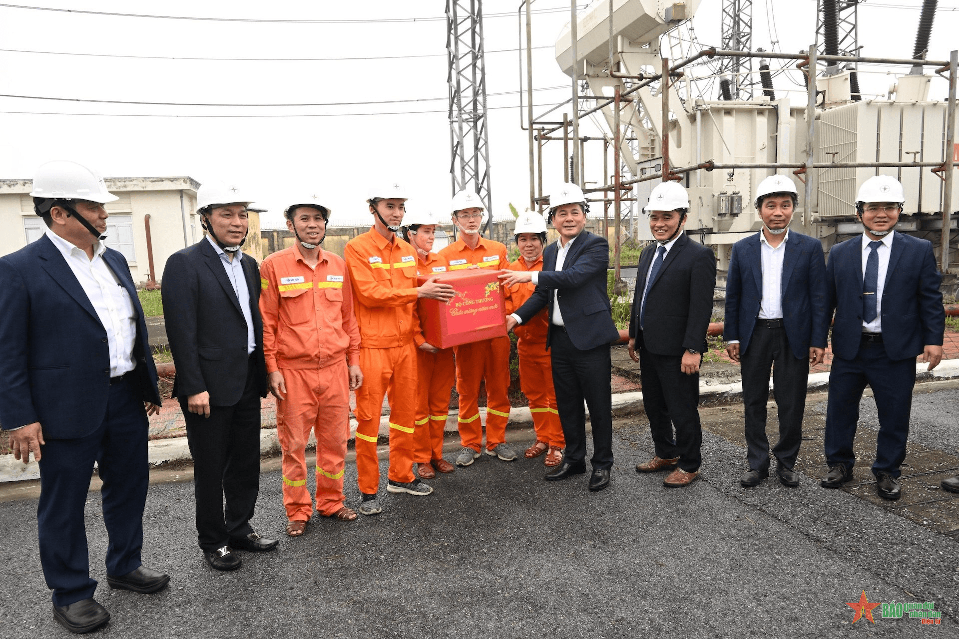 Không để thiếu xăng dầu-điện trong dịp Tết