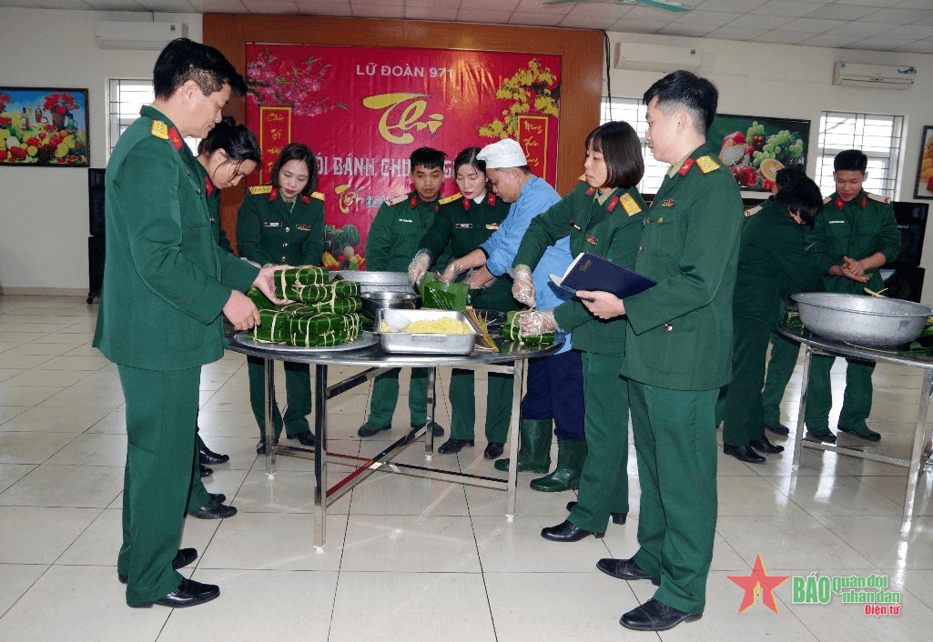 Hội thi gói bánh chưng, gói giò ở Lữ đoàn 971