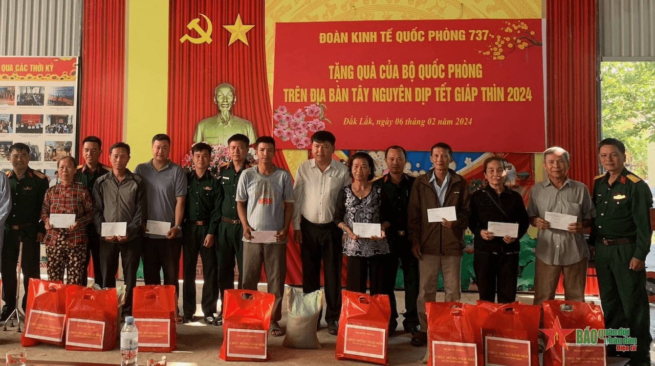 Trao quà của Bộ Quốc phòng tặng đồng bào vùng biên giới huyện Ea Súp