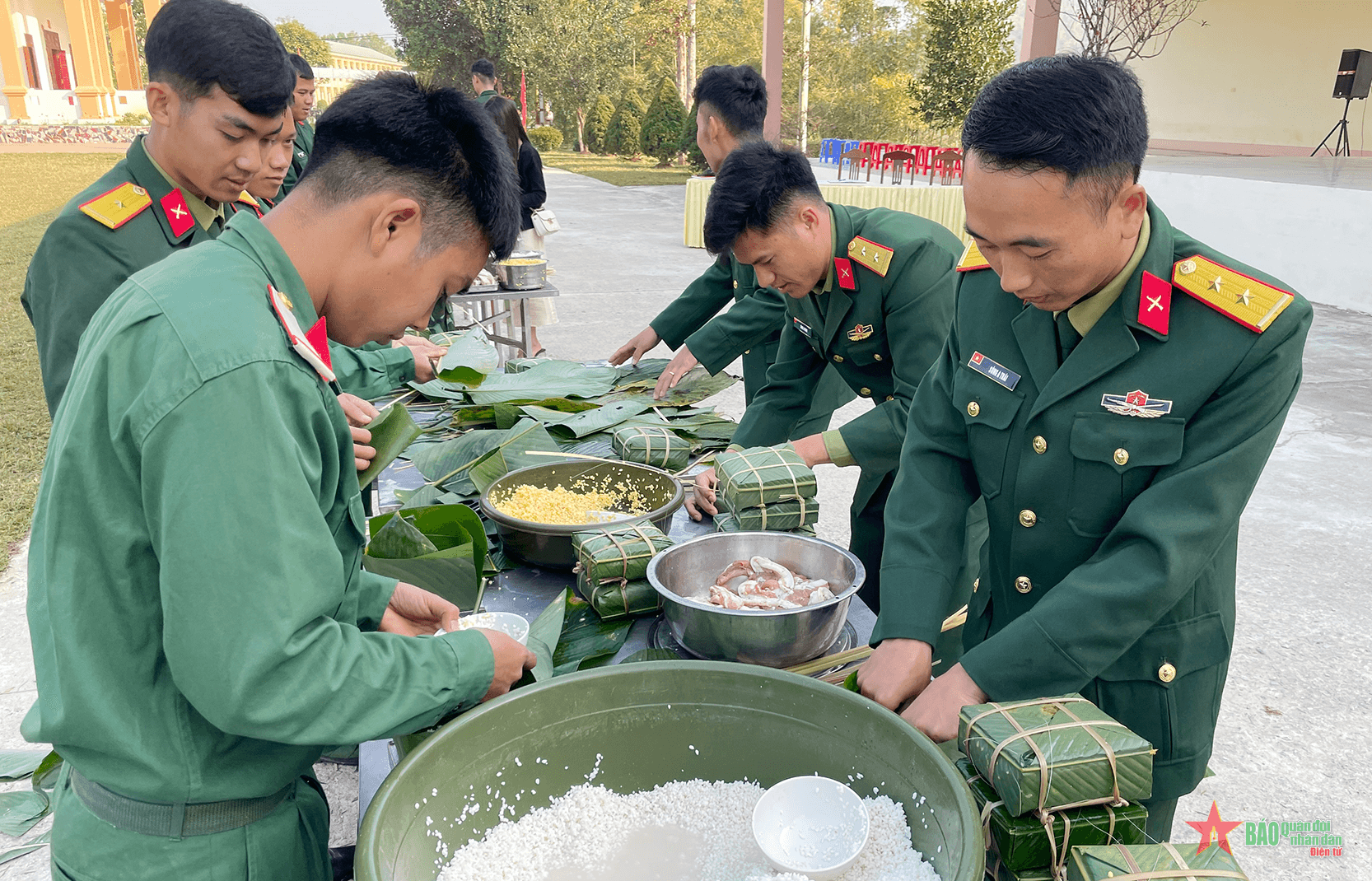 Điện Biên: Bộ đội sôi nổi gói bánh chưng đón Xuân Giáp Thìn 2024