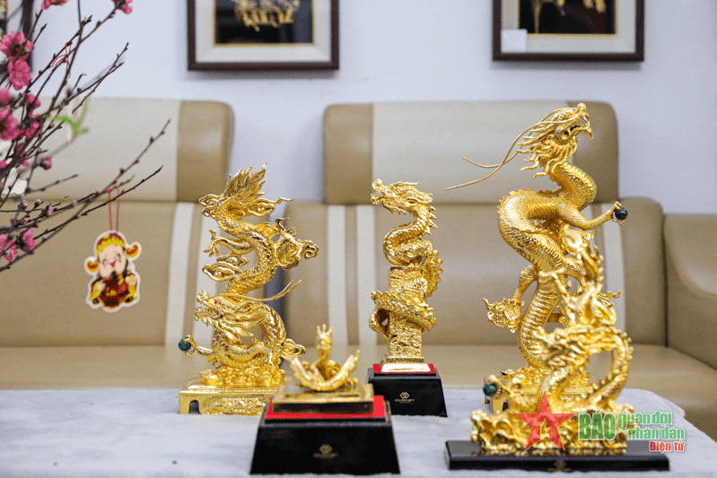 Độc đáo tượng rồng mạ vàng chào Xuân Giáp Thìn 2024