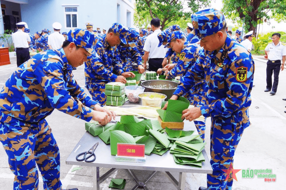 Rộn ràng không khí Tết cổ truyền trong Hội thi gói bánh chưng xanh ở Lữ đoàn 162