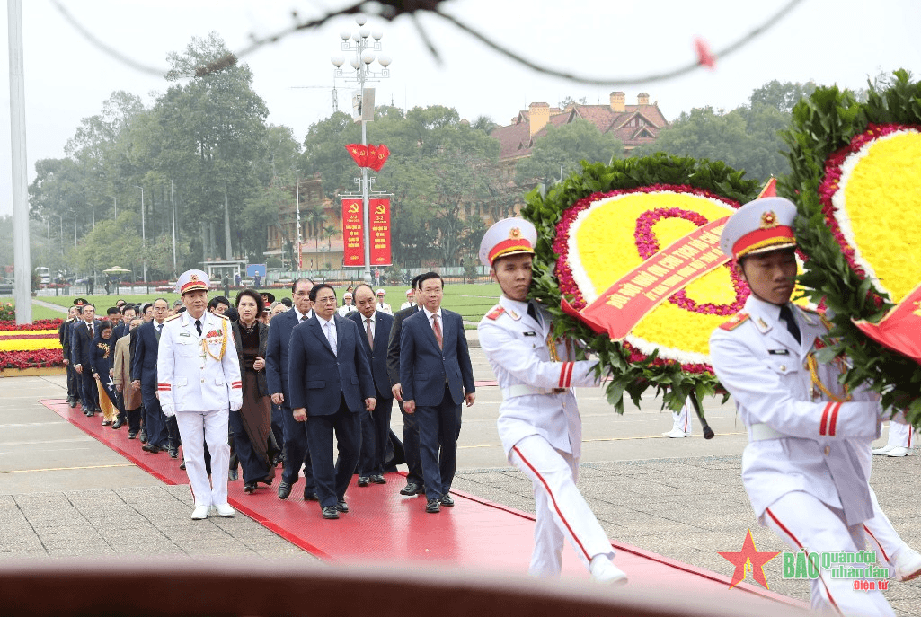Lãnh đạo Đảng, Nhà nước, Quân đội vào Lăng viếng Chủ tịch Hồ Chí Minh và tưởng niệm các anh hùng liệt sĩ
