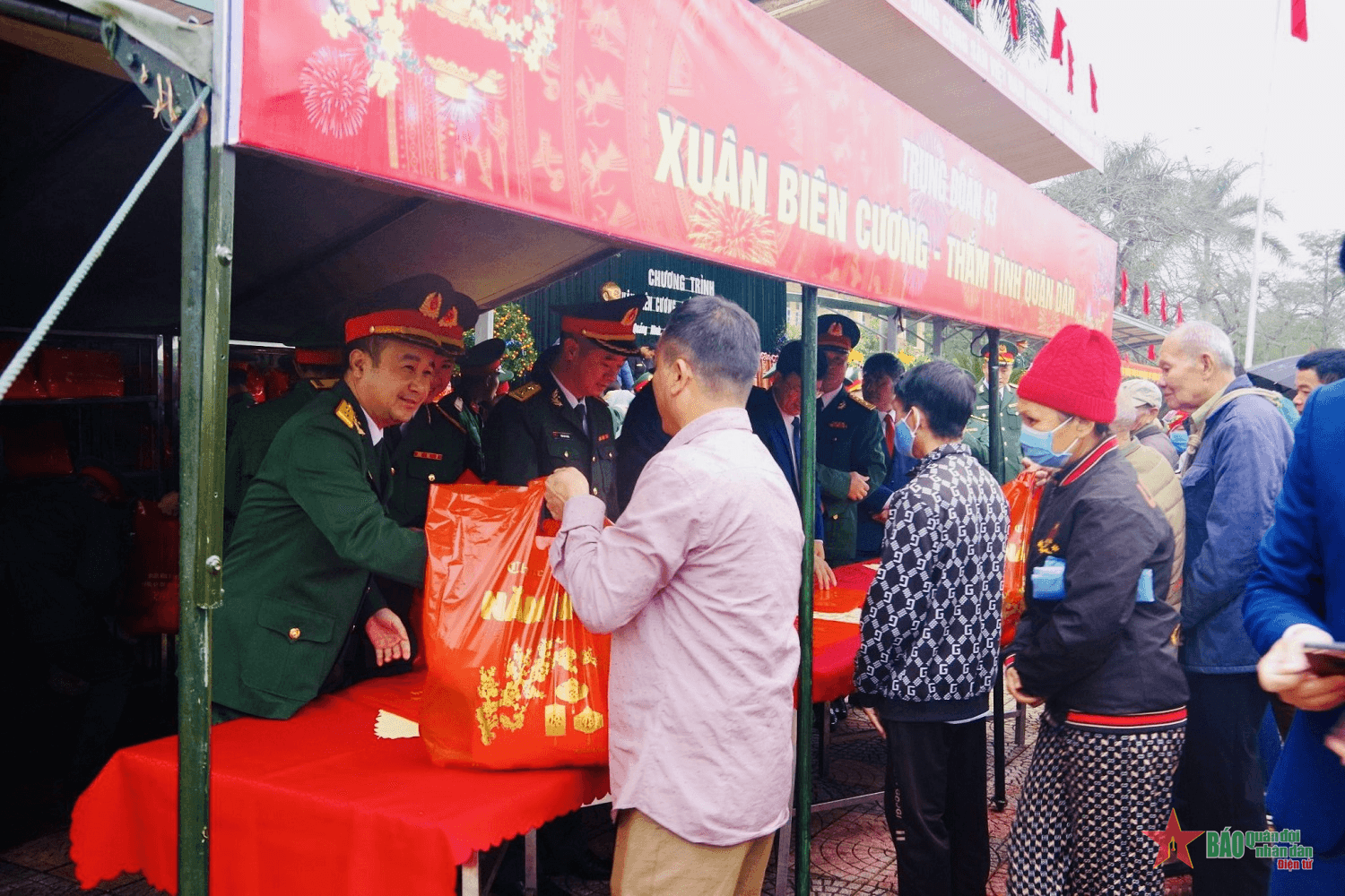 Trung đoàn 43 tổ chức chương trình Xuân biên cương - thắm tình quân dân