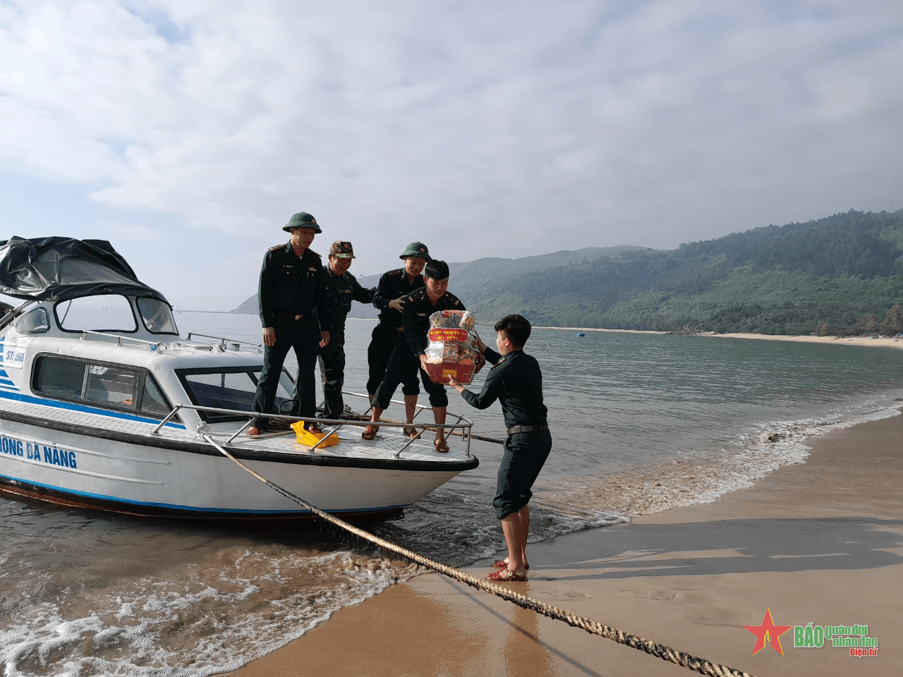 Lính Biên phòng mang Xuân về “ốc đảo” Hòa Vân