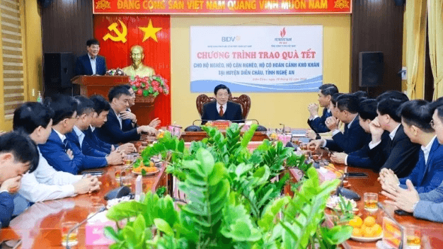 Trưởng Ban Nội chính Trung ương tặng quà Tết cho hộ nghèo Diễn Châu