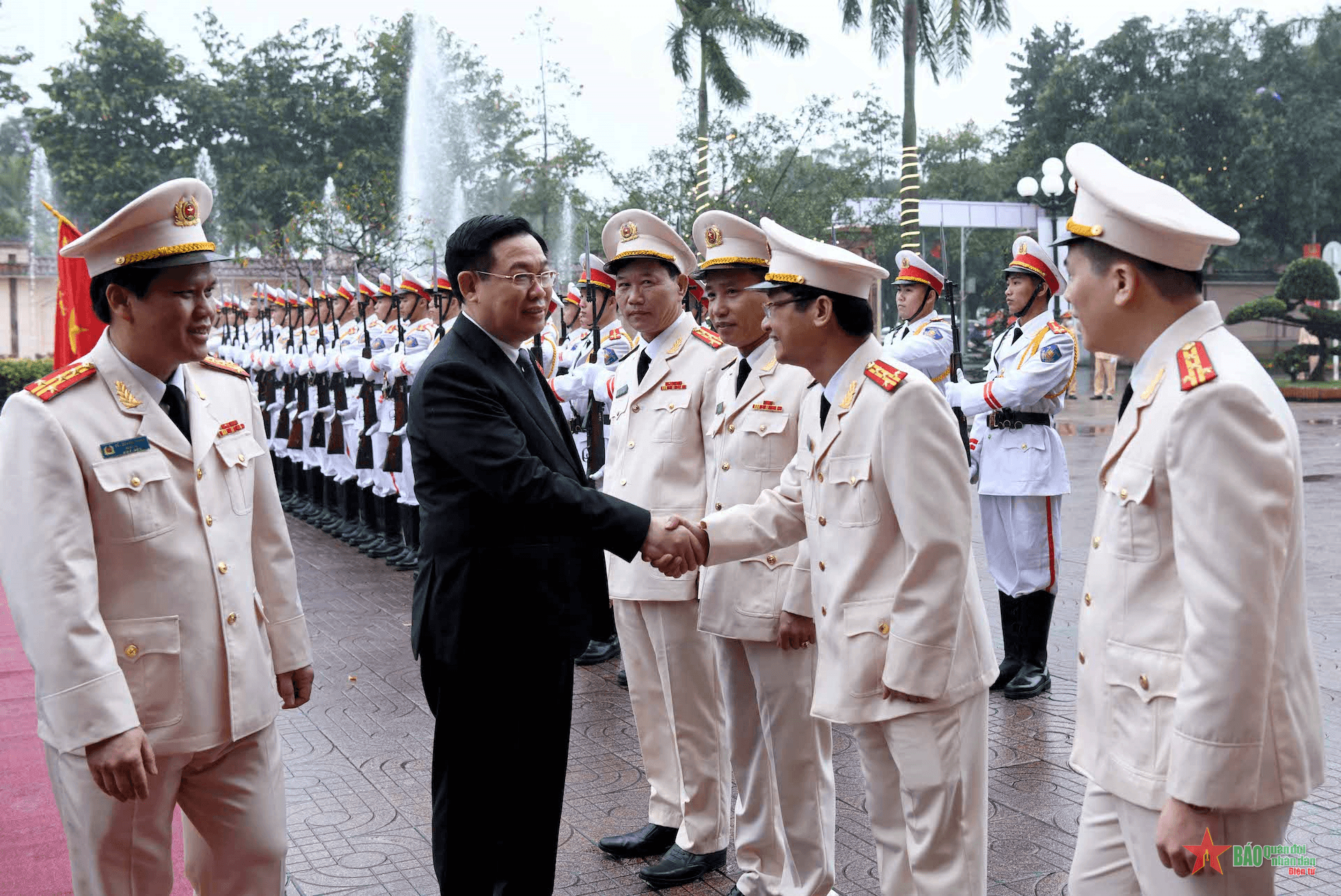 Chủ tịch Quốc hội Vương Đình Huệ thăm và chúc Tết Công an tỉnh Nghệ An