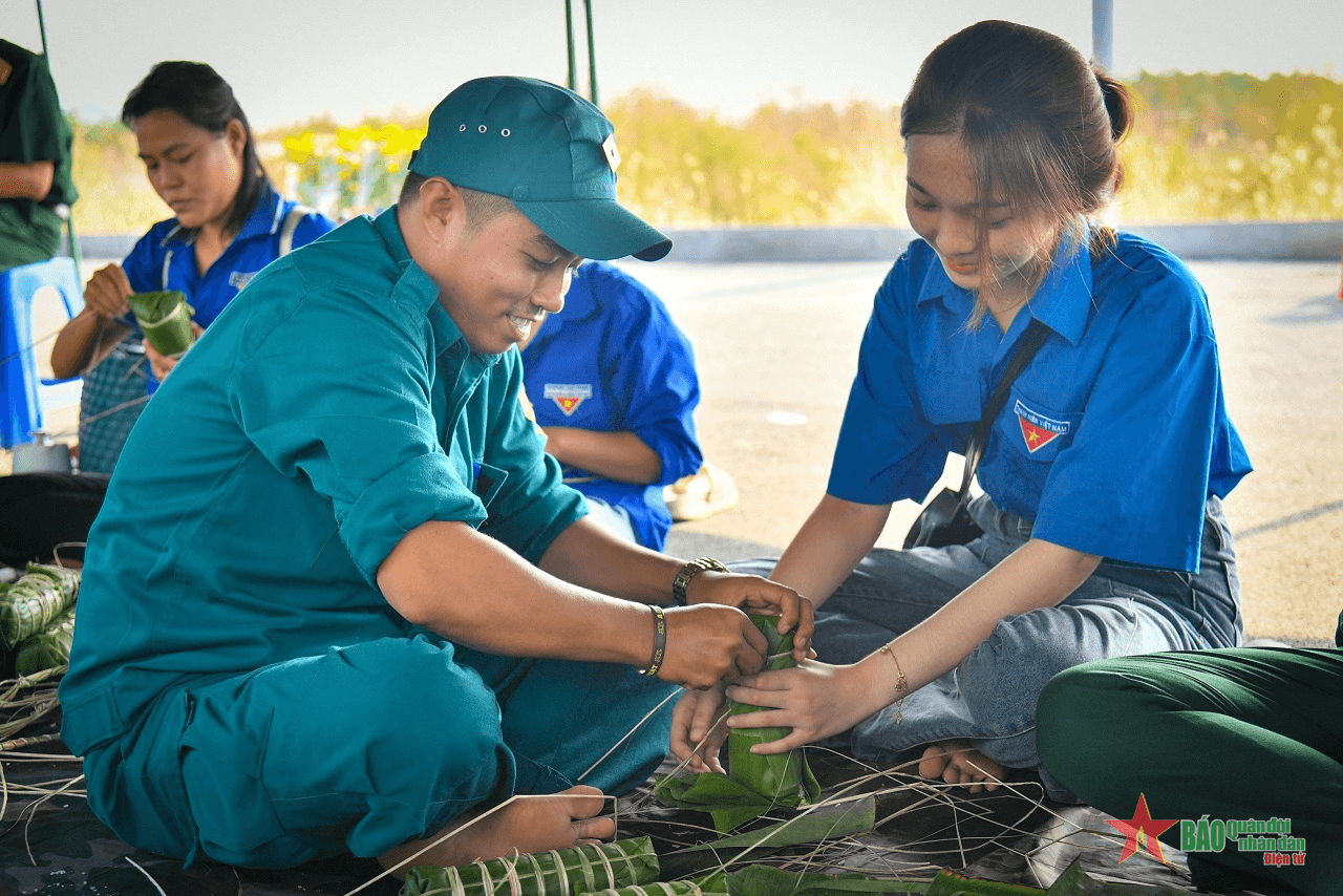 “Sao vuông” Kiên Giang trổ tài nấu bánh tét