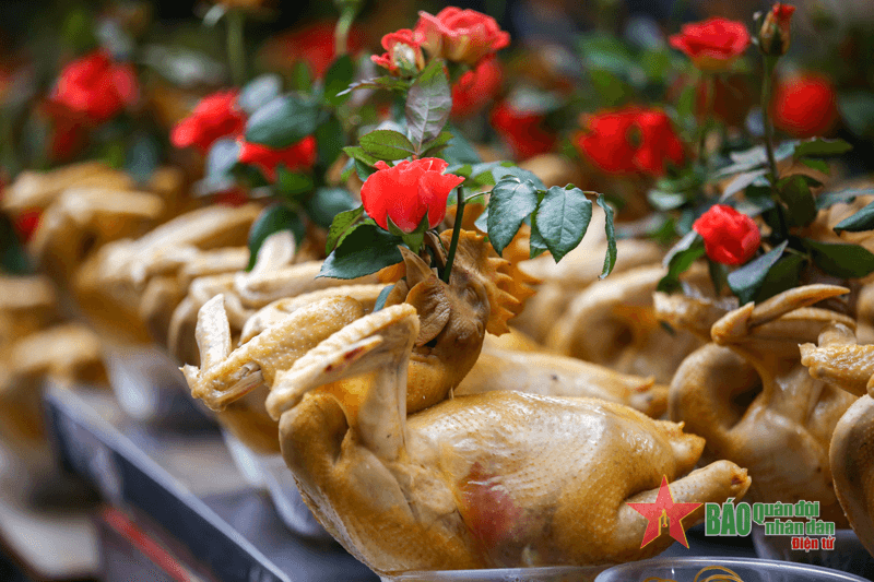 Gà ngậm hoa hồng đắt khách ngày 30 Tết