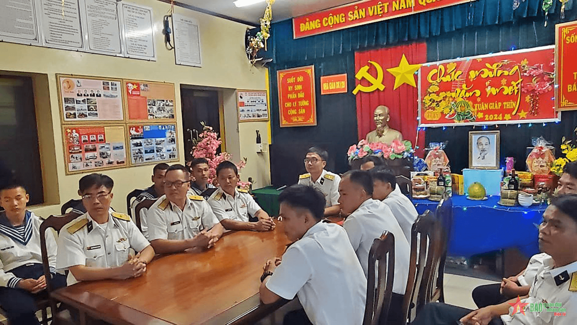 Vùng 2 Hải quân chúc Tết trực tuyến các đơn vị và nhà giàn DK1, tàu trực thực hiện nhiệm vụ trên biển.