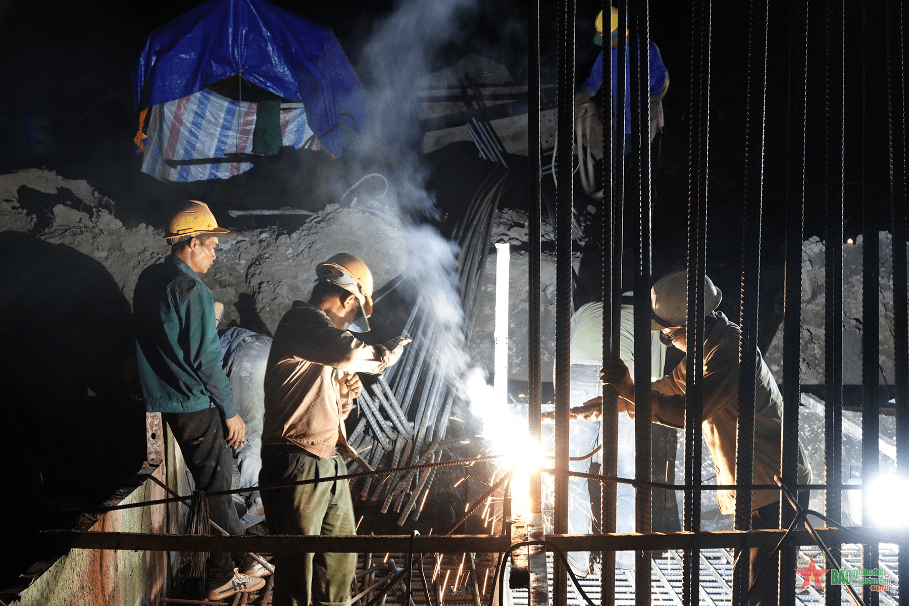 Trên công trình cao tốc ngày Tết