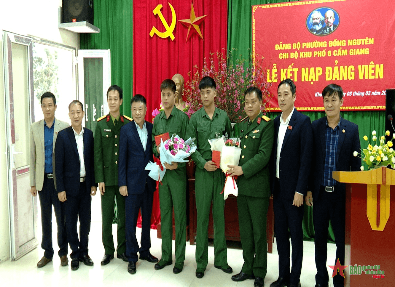 Hai anh em sinh đôi cùng được kết nạp Đảng trước ngày nhập ngũ
