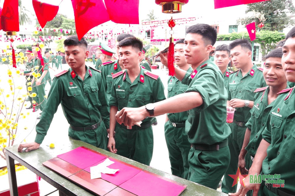 Không khí đón Tết sôi nổi ở Trường Sĩ quan Thông tin
