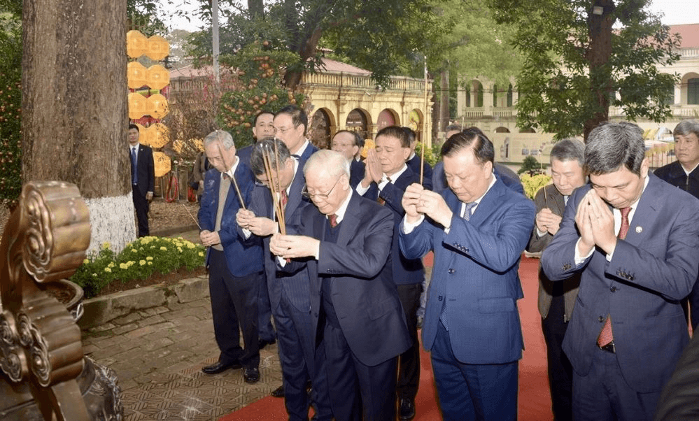 Tổng Bí thư Nguyễn Phú Trọng dâng hương tại Hoàng thành Thăng Long