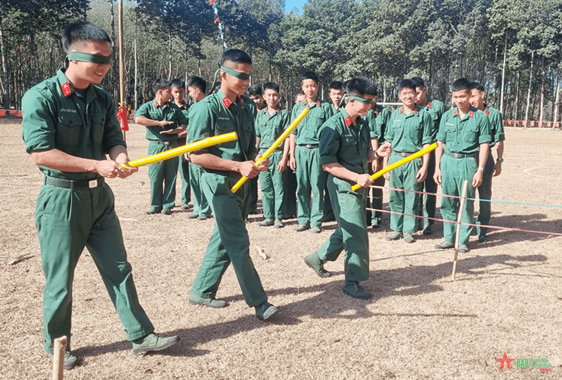 Trò chơi dân gian hấp dẫn chiến sĩ trong ngày Tết