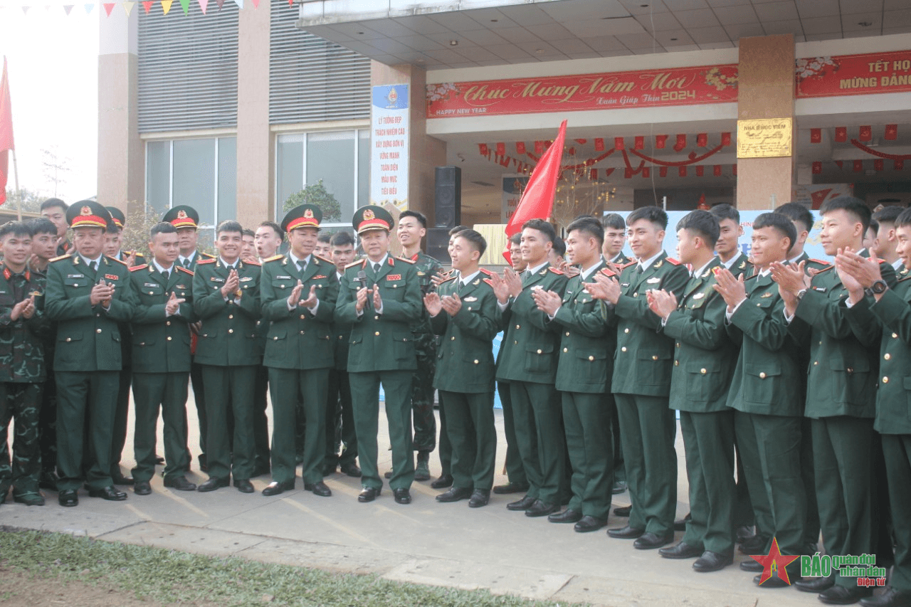 Vui xuân ấm tình đồng đội
