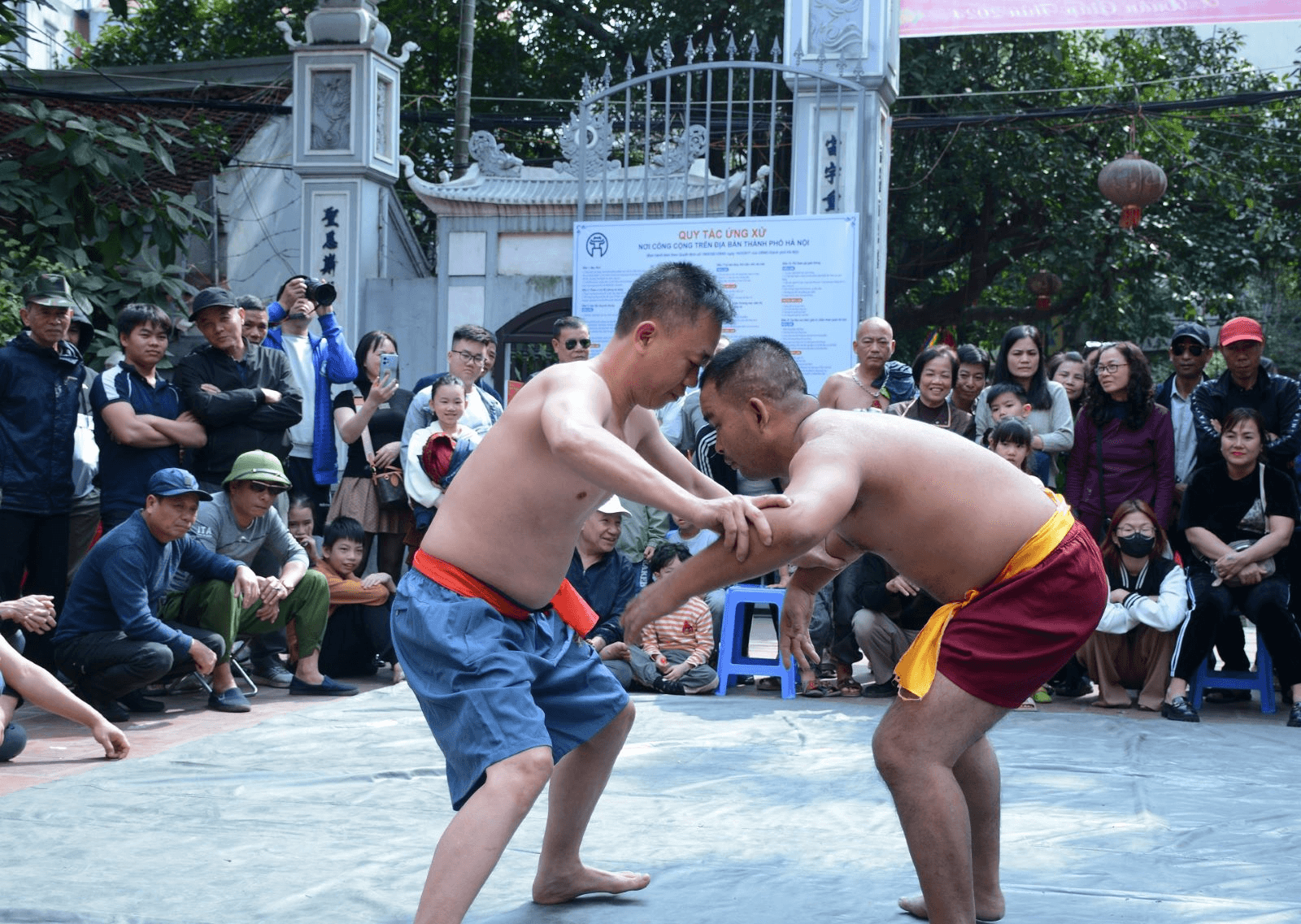 Mai Động rộn ràng hội vật
