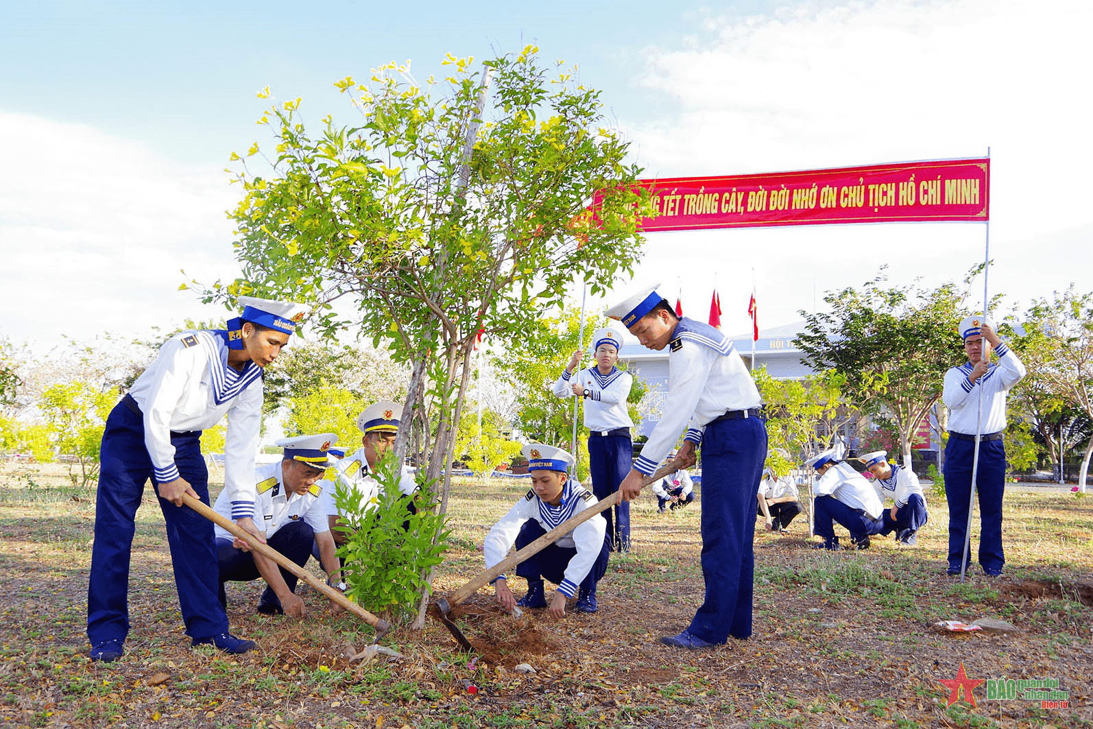 Vùng 2 Hải quân phát động “Tết trồng cây đời đời nhớ ơn Bác Hồ” Xuân Giáp Thìn 2024