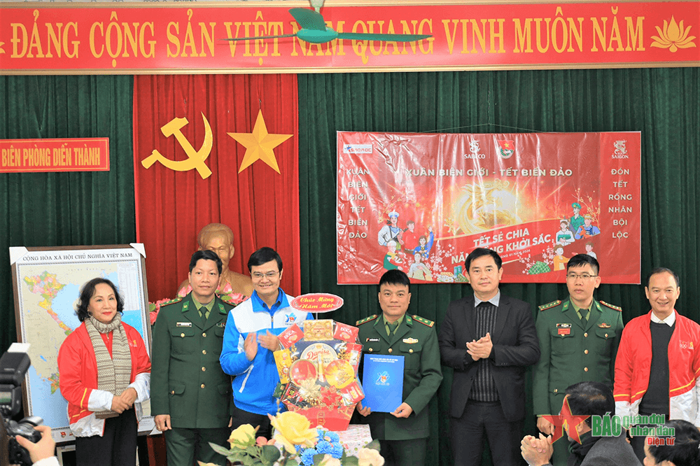 Tết sẻ chia - Năm Rồng khởi sắc