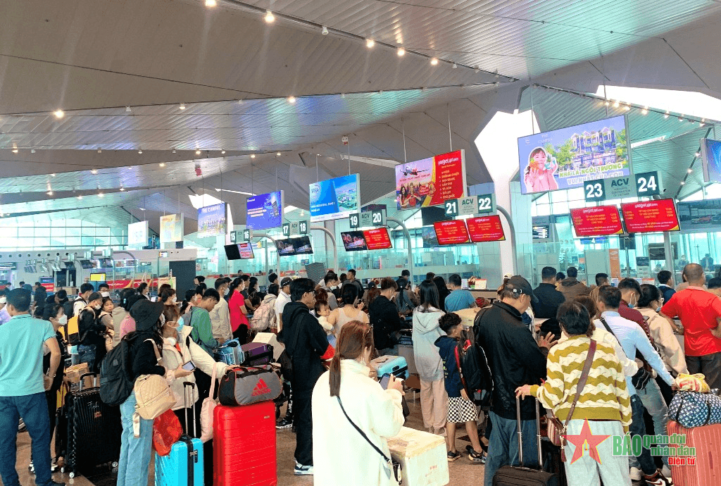 Người lao động Nghệ An tấp nập trở lại các thành phố lớn sau Tết