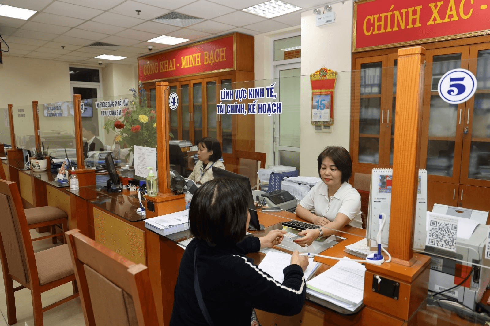 Pháp luật và cuộc sống: Chớ lơ là công việc