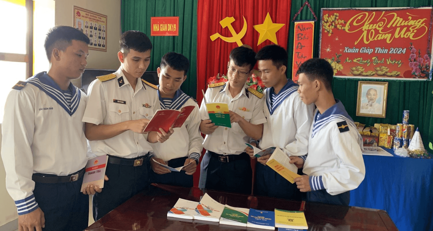 Tuyên truyền pháp luật trên nhà giàn DK1