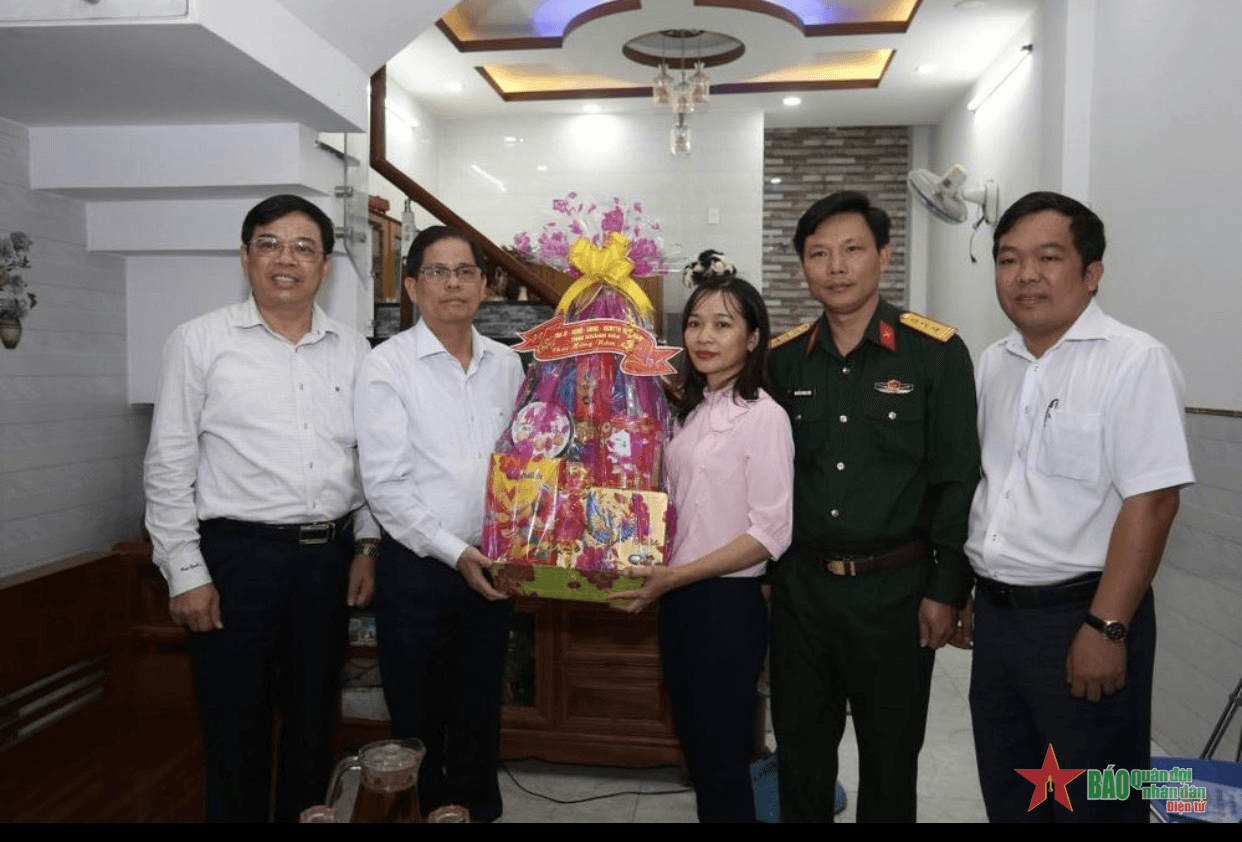Giao thừa vẫn có anh