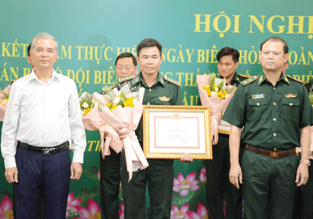 Chiến sĩ thành đồng: Cùng đồng đội giữ "lửa" cống hiến