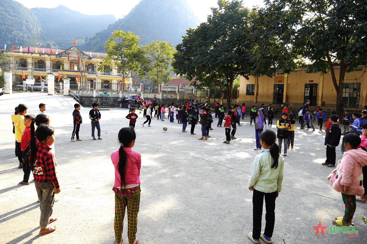 Hà Giang: Nhiều giải pháp huy động học sinh vùng cao đến trường sau Tết