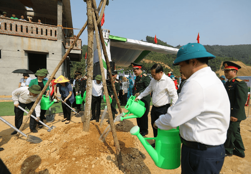 Thượng tướng Vũ Hải Sản dự Lễ phát động "Tết trồng cây đời đời nhớ ơn Bác Hồ" của lực lượng vũ trang tỉnh Hòa Bình
