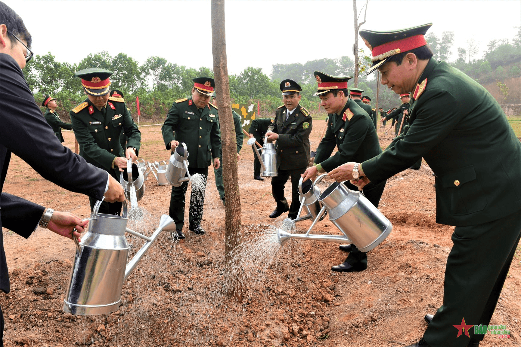 Cán bộ, chiến sĩ Bộ tư lệnh Thủ đô Hà Nội hưởng ứng Tết trồng cây
