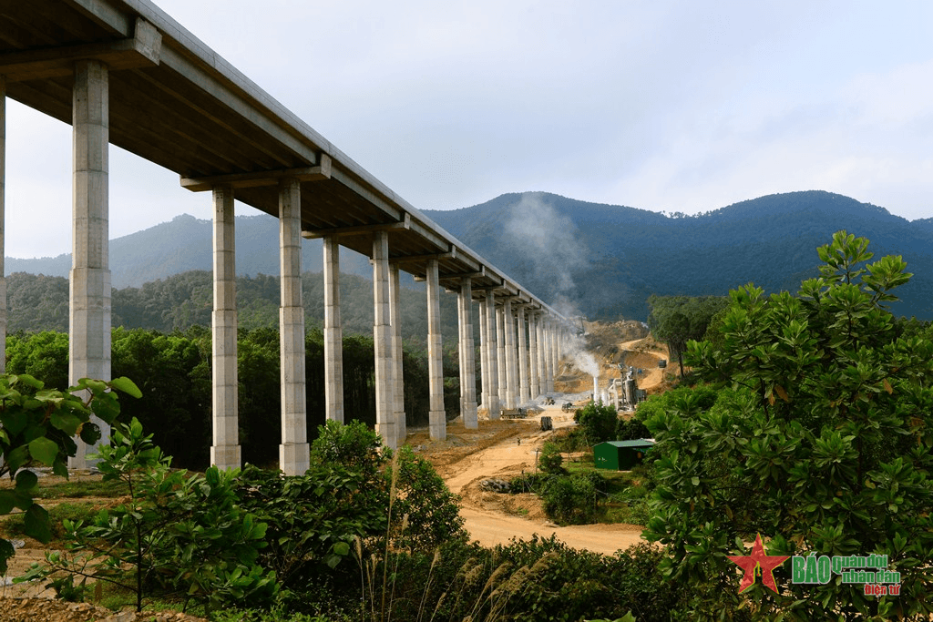 Bộ đội Trường Sơn trên cao tốc Bắc - Nam

​