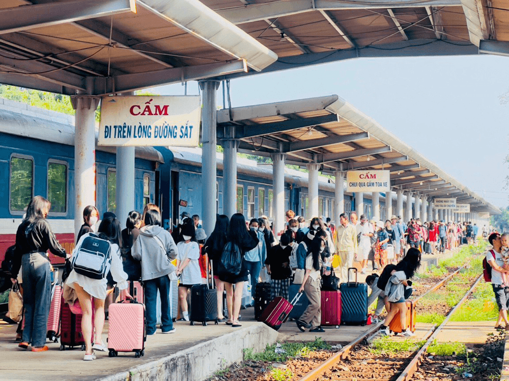 Thư về tòa soạn: Hành khách đi tàu dịp cao điểm cần lưu ý điều gì?