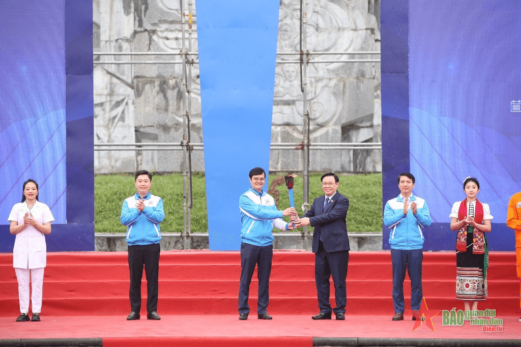 Chủ tịch Quốc hội Vương Đình Huệ dự Lễ khởi động Tháng Thanh niên tại Nghệ An