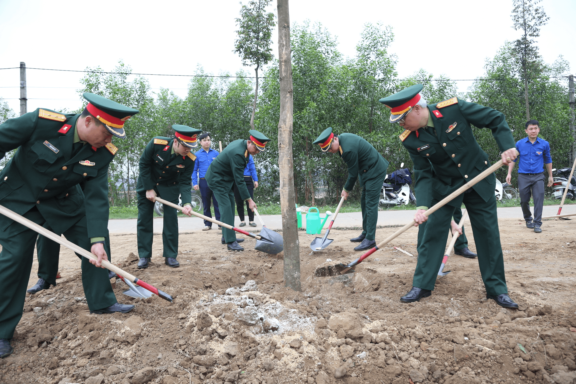 Nhà máy Z113 ra quân hưởng ứng Tết trồng cây năm 2024