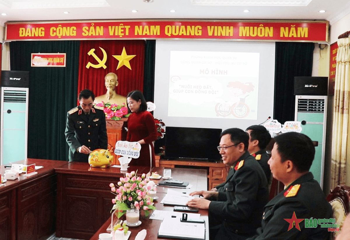Thiết thực mô hình "Nuôi heo đất, giúp con đồng đội"