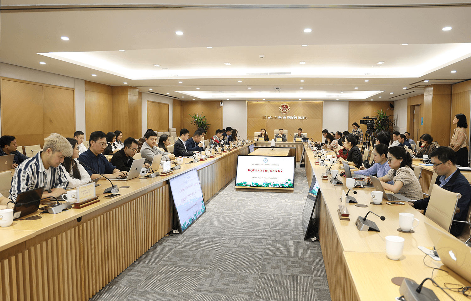 Trong tháng 3-2024, tổ chức đấu giá các băng tần 2600 MHz và 3700 MHz