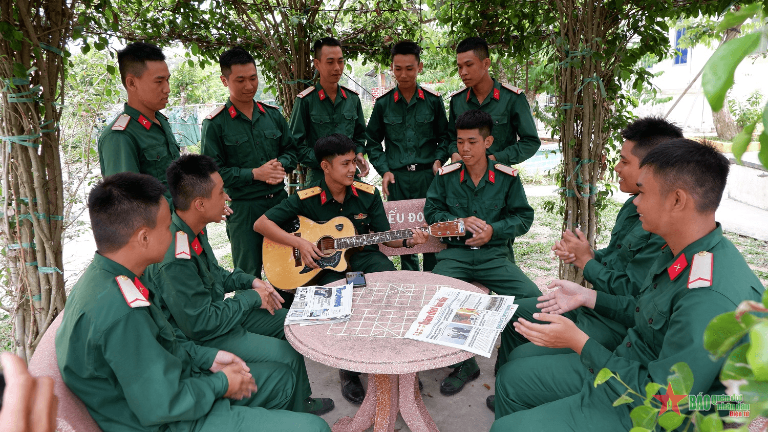 Chiến sĩ mới Trung đoàn 320 viết tiếp truyền thống “Xuất kích, xung phong, băng đồng, diệt gọn”
