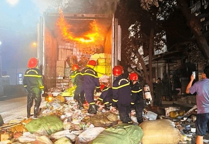 Thanh Hóa: Dập tắt đám cháy trên xe container chở hàng hóa
