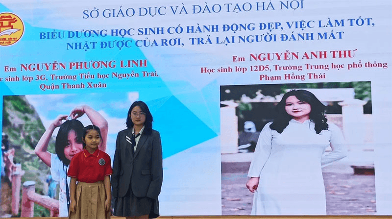Hà Nội: Biểu dương hai học sinh nhặt được của rơi trả lại người đánh mất