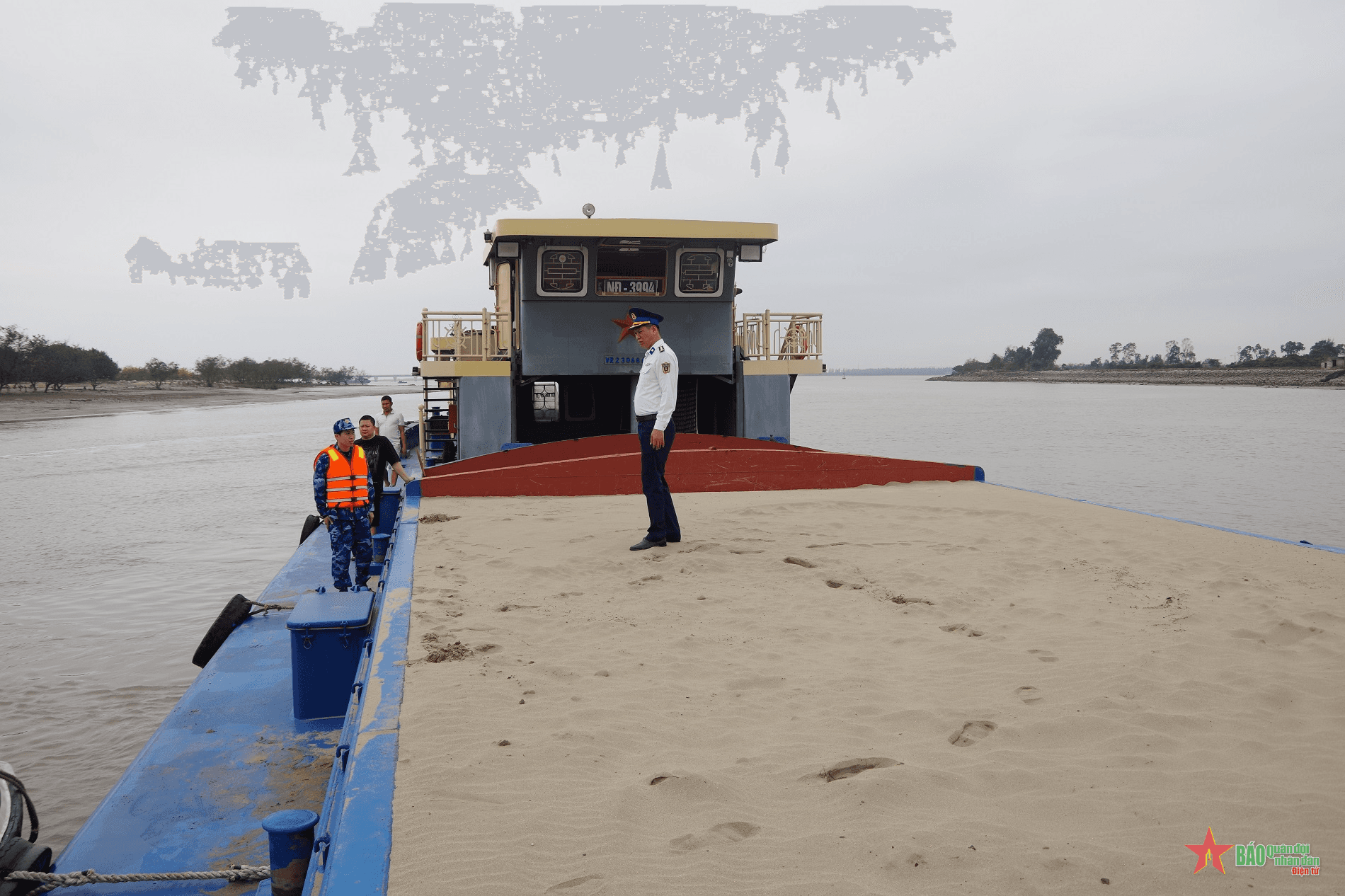 Đoàn trinh sát số 1 Bộ tư lệnh Cảnh sát biển bắt giữ phương tiện vận chuyển cát trái phép