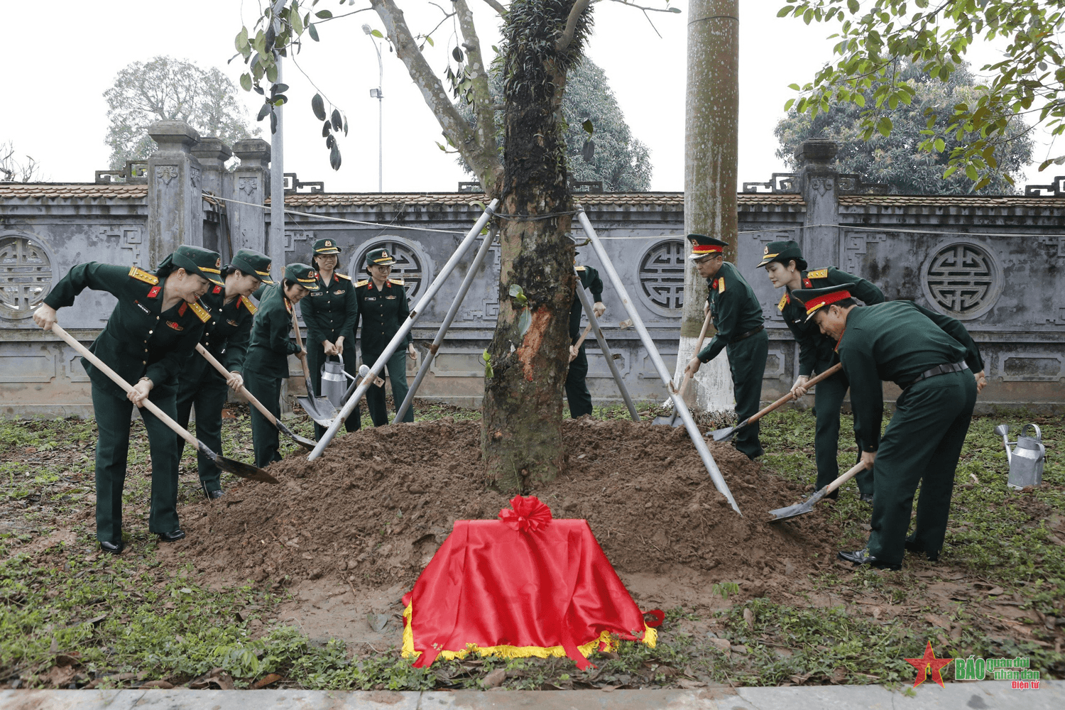 Ban Phụ nữ Quân đội tiếp nối truyền thống “Uống nước nhớ nguồn”