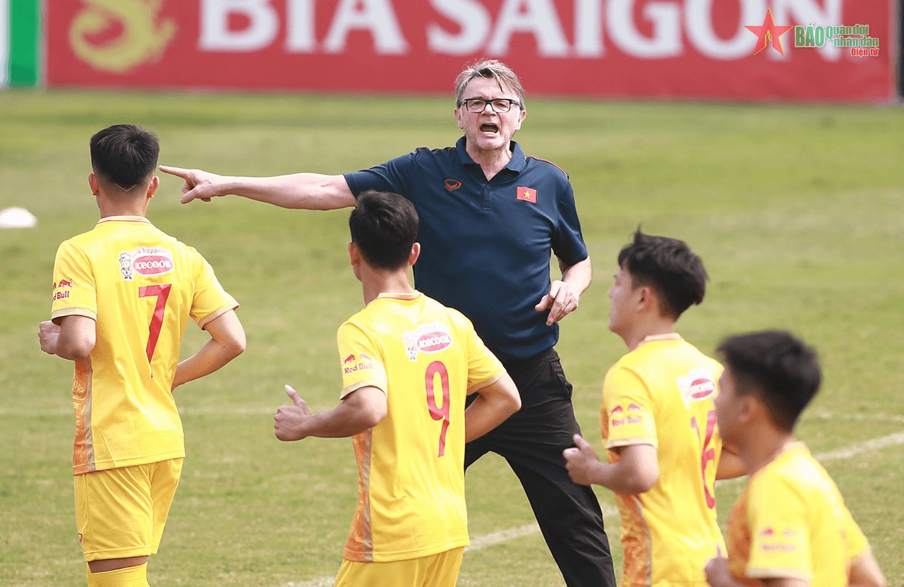 "Quà sinh nhật" cho HLV Philippe Troussier?
