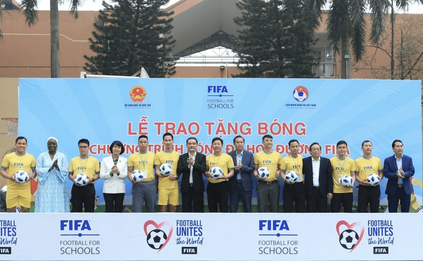 FIFA tổ chức tập huấn bóng đá học đường tại Việt Nam