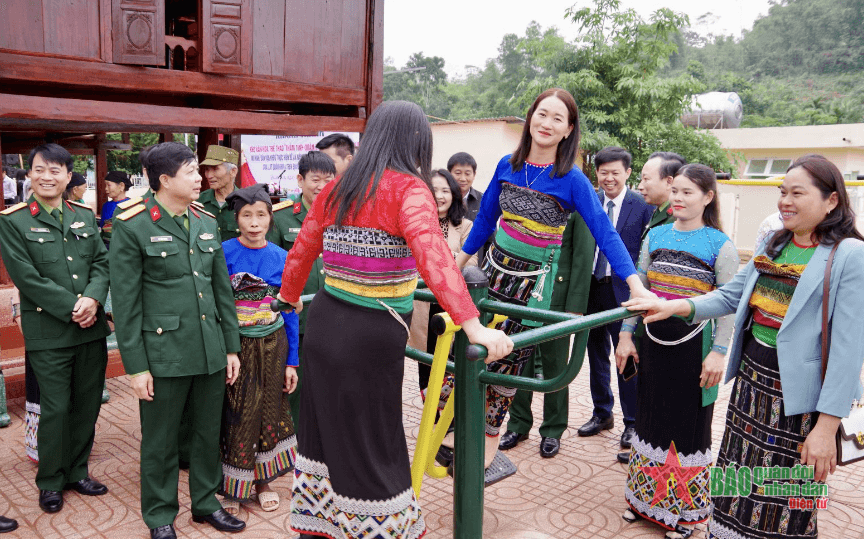 Bản Làng thắm tình quân dân