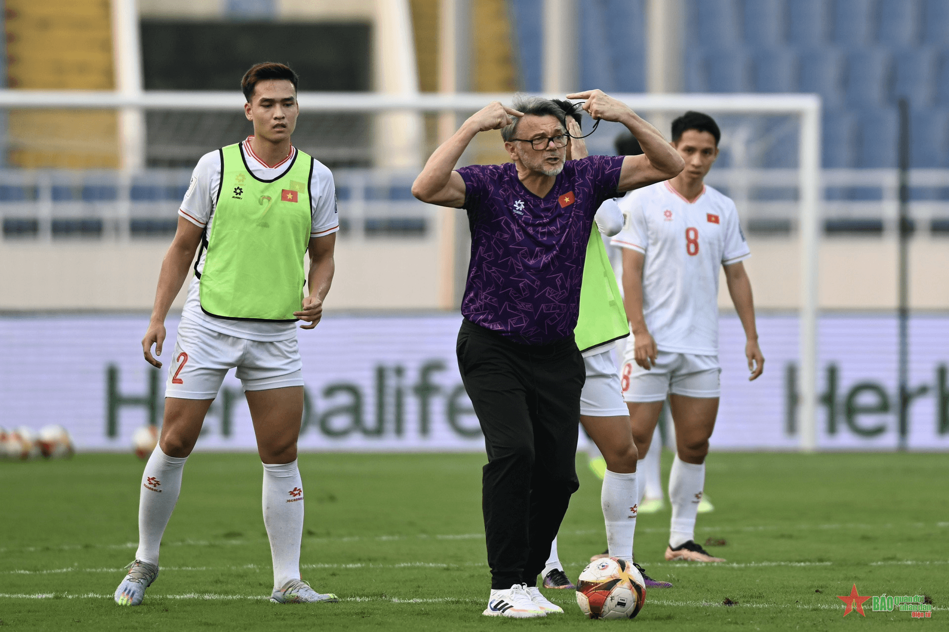Ông Troussier chỉ đạo quyết liệt, đội tuyển Việt Nam quyết thắng Indonesia